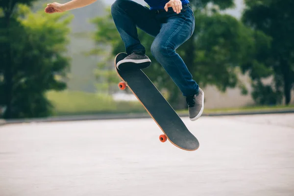 Oříznout Záběr Skateboardista Skateboardingu Venku — Stock fotografie