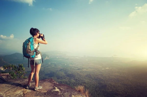 Młoda Kobieta Fotograf Robi Zdjęcia Szczycie Góry — Zdjęcie stockowe