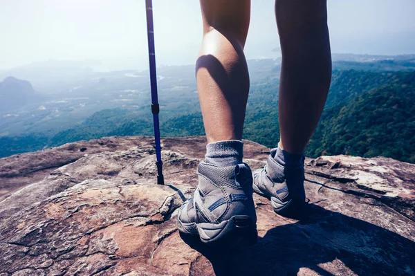 Jonge Vrouw Wandelaar Benen Mountain Peak Cliff Rand — Stockfoto