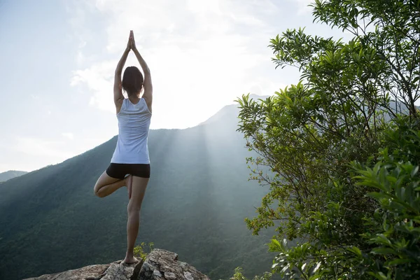 Dağ Tepe Uçurumun Kenarında Sunrise Meditasyon Yoga Kadın — Stok fotoğraf