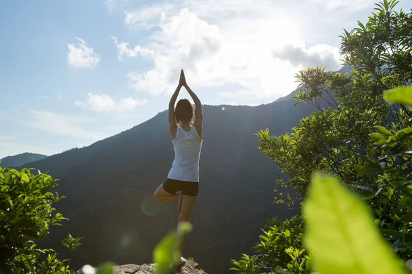 Yoga Woman Meditating Mountain Peak Cliff Edge Sunrise — Stock Photo, Image