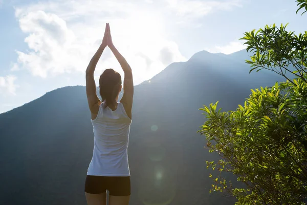 Yoga Kvinnan Mediterar Mountain Peak Cliff Edge Sunrise — Stockfoto