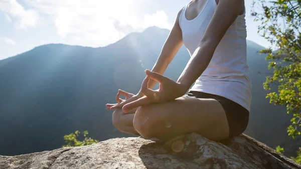 Mujer Del Yoga Meditando Borde Del Acantilado Del Pico Montaña —  Fotos de Stock