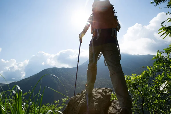 Successful Woman Hiker Walking Top Mountain Peak — Stock Photo, Image