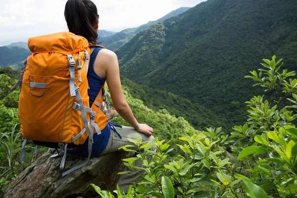 Mulher Bem Sucedida Caminhante Desfrutando Vista Pico Montanha — Fotografia de Stock