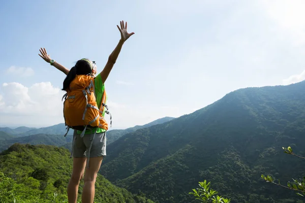 Dağ Tepe Görünümünden Zevk Kadın Backpacker Tezahürat — Stok fotoğraf