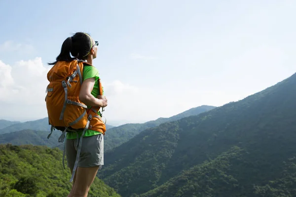 Backpacker Udany Kobieta Piękny Widok Szczyt Góry — Zdjęcie stockowe