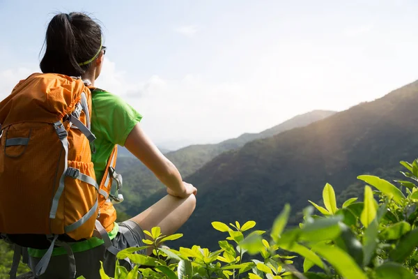 Successful Woman Backpacker Enjoying View Mountain Peak — Stock Photo, Image