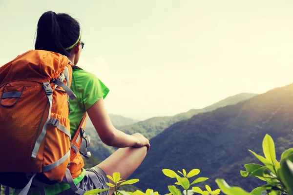 Exitosa Mujer Excursionista Disfrutando Vista Cima Montaña — Foto de Stock