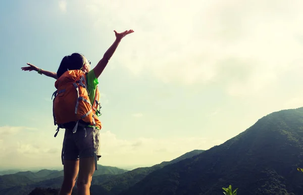 Cheering Woman Backpacker Enjoying View Mountain Peak — Stock Photo, Image