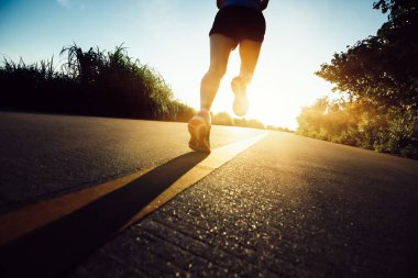 Fitness kadın sabah sahil yolu üzerinde çalışan