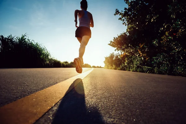 Mujer Fitness Corriendo Por Sendero Costero Por Mañana — Foto de Stock