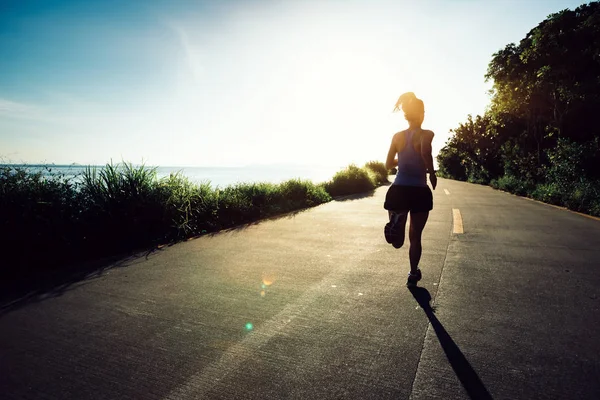 Donna Fitness Che Corre Sul Sentiero Sul Mare Mattino — Foto Stock