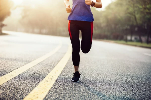 女子运动员在路上跑步 锻炼理念 — 图库照片