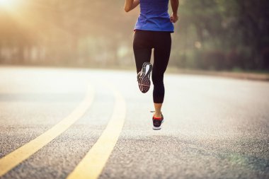 Yolda çalışan kadın atlet. egzersiz kavramı