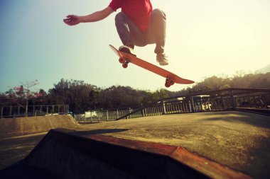 Kaykaycı skatepark rampa kaykay kadeh kırpılmış