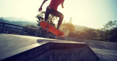 Kaykaycı skatepark rampa kaykay kadeh kırpılmış