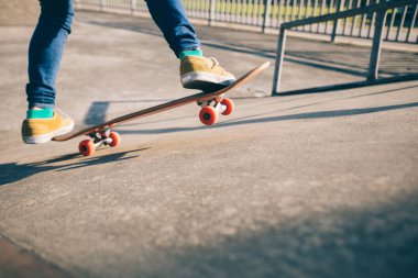 Kaykaycı skatepark rampa kaykay kadeh kırpılmış