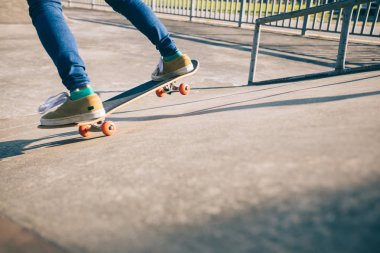 Kaykaycı skatepark rampa kaykay kadeh kırpılmış