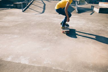 Kaykaycı skatepark rampa kaykay kadeh kırpılmış