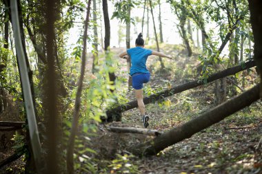 Sporcumuz ormanda çalışan ülke iz çapraz