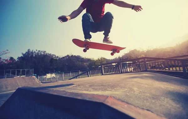 Cropped Shot Skateboarder Skateboarding Skatepark Ramp — Stock Photo, Image