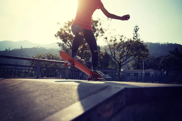 Bijgesneden Schot Van Skateboarder Skateboarden Bij Skatepark Helling — Stockfoto