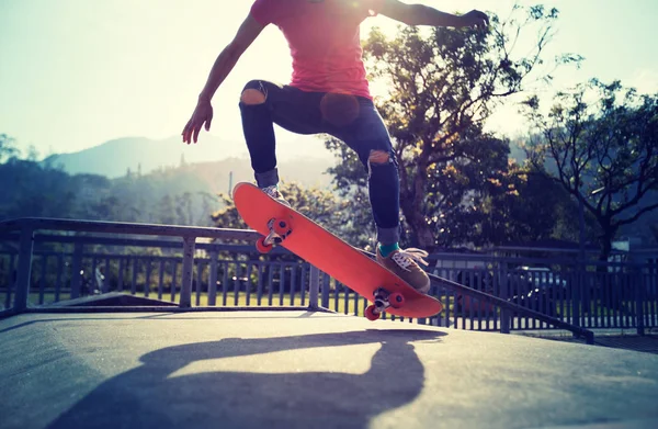 Περικοπεί Shot Του Skateboarder Σκέιτμπορντ Στο Skatepark Ράμπα — Φωτογραφία Αρχείου