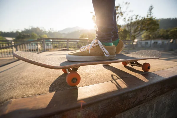 Kaykaycı Skatepark Rampa Kaykay Kadeh Kırpılmış — Stok fotoğraf