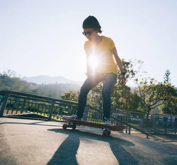 Young Skateboarder Skateboarding Skatepark — Stock Photo, Image