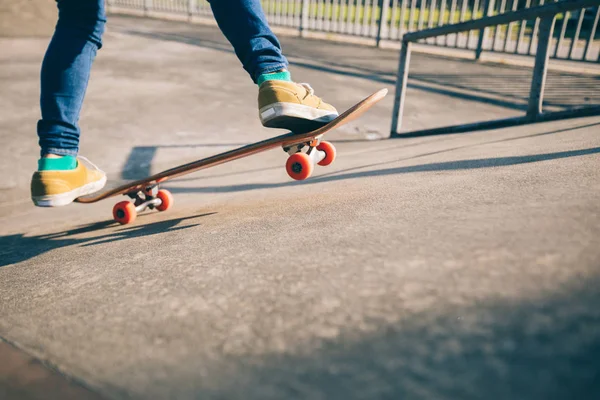 Bijgesneden Schot Van Skateboarder Skateboarden Bij Skatepark Helling — Stockfoto