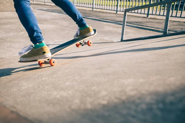 Przycięte Strzał Skater Skateboarding Rampie Skatepark — Zdjęcie stockowe