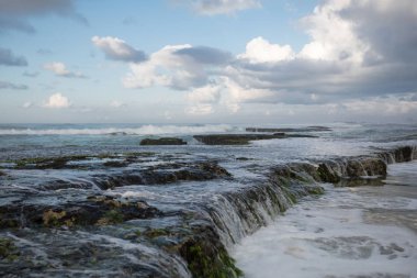 Sri Lanka kıyısındaki tropik plajları yıkayan okyanus dalgalarına yakın çekim