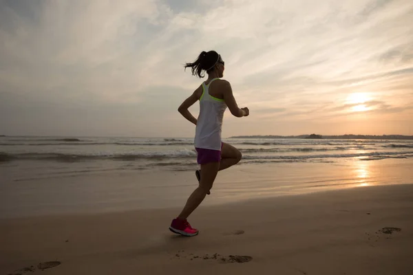 Gün Batımı Kumsalında Koşan Kadın Koşucu — Stok fotoğraf