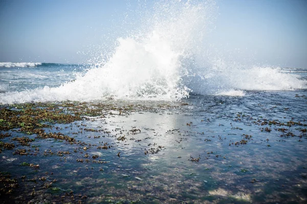 Θαλάσσια Κύματα Σπασμένα Παραθαλάσσια Βράχια — Φωτογραφία Αρχείου