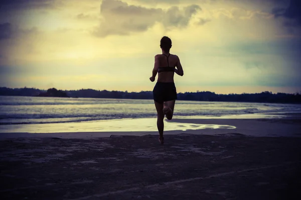 Γυναικείος Αθλητής Τρέξιμο Στο Ηλιοβασίλεμα Στην Παραλία — Φωτογραφία Αρχείου