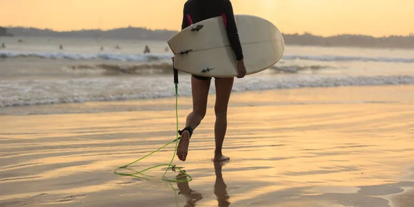 Surfer Kobieta Deską Surfingową Omszały Pobrzeże — Zdjęcie stockowe