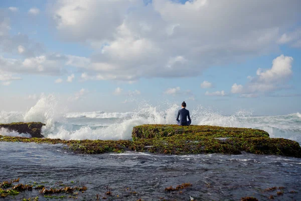 Jong Yoga Vrouw Mediteren Rots Zee Met Golven — Stockfoto