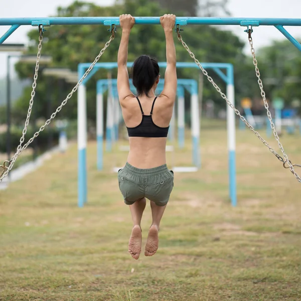 Visão Traseira Esportista Fazendo Pull Ups Chão Esportes Parque — Fotografia de Stock