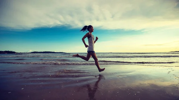 Atleta Donna Che Corre Tramonto Sulla Spiaggia — Foto Stock