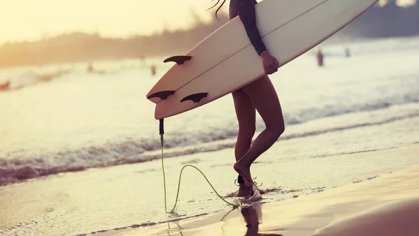 Surfista Mulher Com Prancha Surf Costa Musgosa — Fotografia de Stock