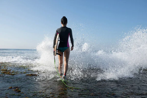 Surfista Donna Con Tavola Surf Andare Fare Surf — Foto Stock