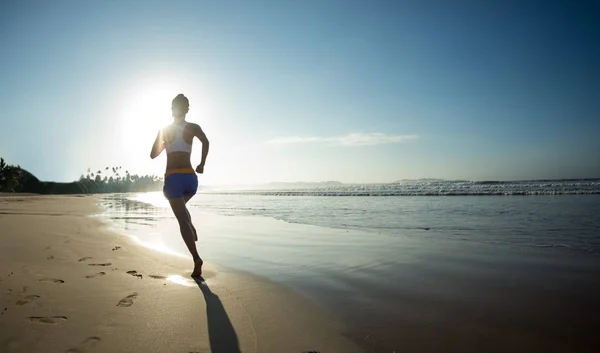 Mladá Fitness Žena Běží Pláži Východ Slunce — Stock fotografie