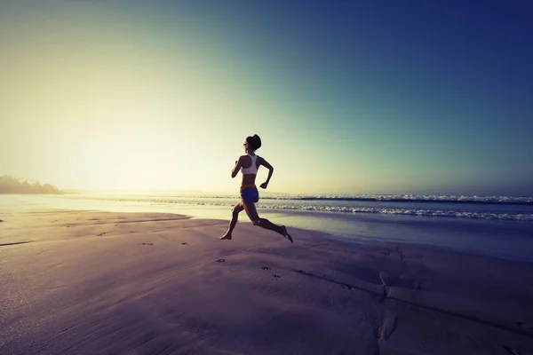 Jovem Mulher Fitness Correndo Praia Nascer Sol — Fotografia de Stock