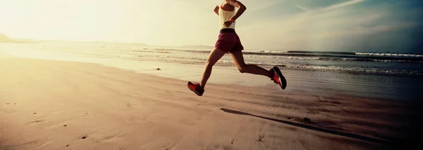 日の出のビーチを走るフィットネス女性ランナー — ストック写真