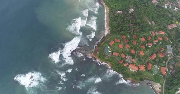 Luftaufnahme Der Schönen Meereslandschaft Mit Fischerdorf Bei Sri Lanka — Stockvideo