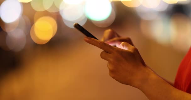 Mujer Usando Teléfono Inteligente Ciudad Noche — Vídeo de stock