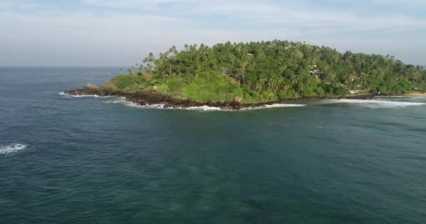 Widok Lotu Ptaka Piękną Tropikalną Wyspę Falami Morskimi — Wideo stockowe
