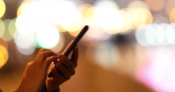 Ekran Akıllı Telefonunda Parmak Işaret Eden Eller — Stok video