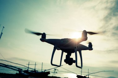 Bulutlu gökyüzünün altında havada uçan drone